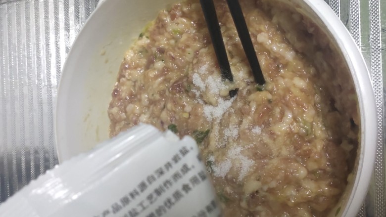 青菜汤肉圆,倒入适量的盐