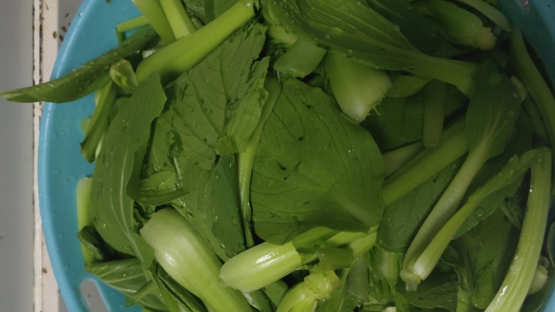 青菜汤肉圆,摘好后装到篮子里用清水冲洗干净