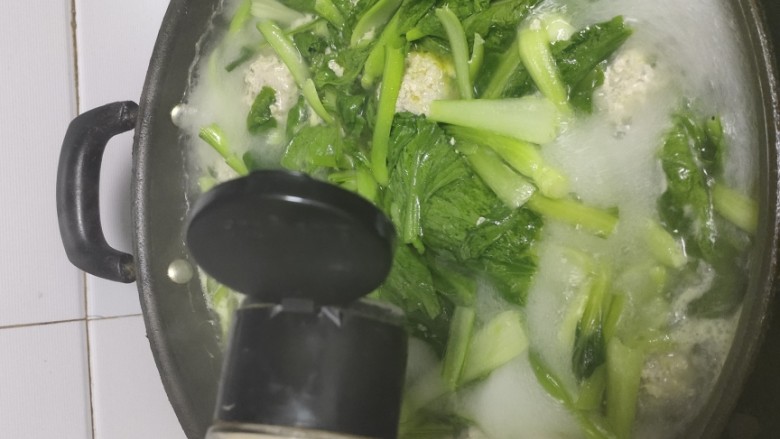 青菜汤肉圆,倒入适量的胡椒粉,准备出锅