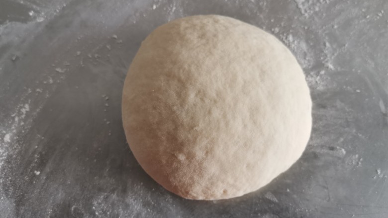 黑椒牛肉披萨,今天用的是一次发酵法。打好的面团滚圆,