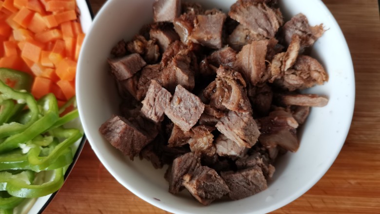 黑椒牛肉披萨,放在碗里,待用。