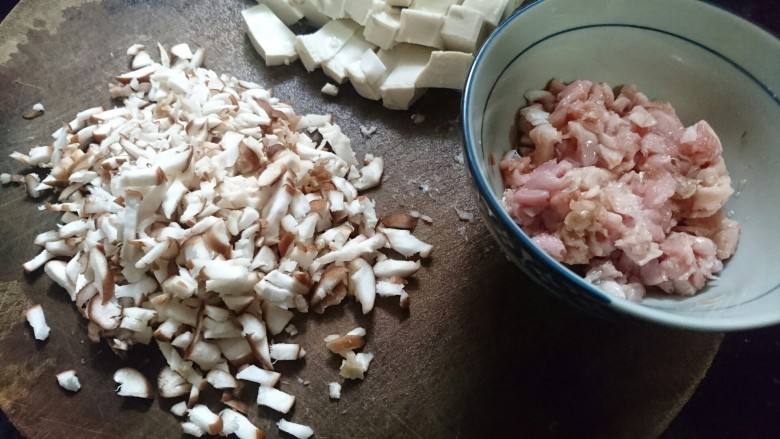 香菇肉末豆腐,盐,生抽腌制鸡肉,香菇切成碎末