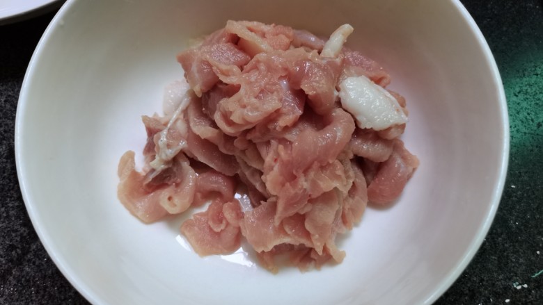 洋葱炒酱肉,切好的肉片,放入碗中