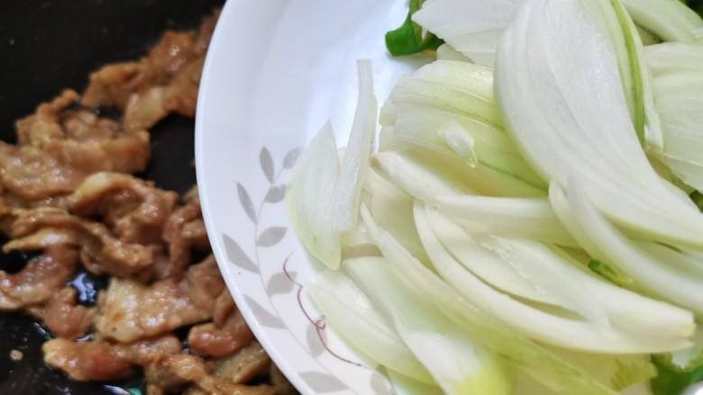 洋葱炒酱肉,洋葱,青椒倒入