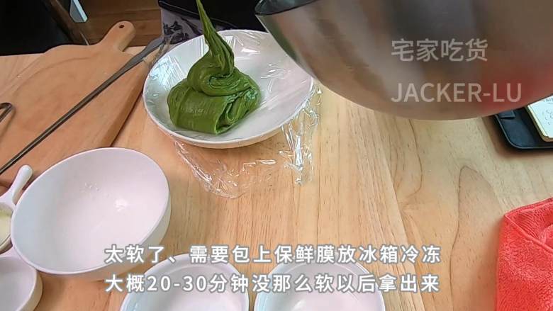 超简单甜蜜的巧克力小饼干,配一杯微苦浓郁的咖啡,滋味无穷。,因为太软了,所以需要包上保鲜膜放冰箱冷冻20-30分钟,没那么软以后拿出来。