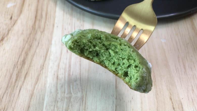 超简单甜蜜的巧克力小饼干,配一杯微苦浓郁的咖啡,滋味无穷。,下午茶的时候,一杯微微苦涩的红茶或者浓郁的咖啡,来一块甜甜的小饼干,却能衬托其丰富而美妙的滋味。