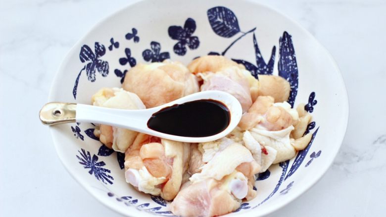 蒜香青柠鸡翅根,把鸡翅根放入一个大一点的容器里,先放入<a style='color:red;display:inline-block;' href='/shicai/ 788'>生抽</a>。