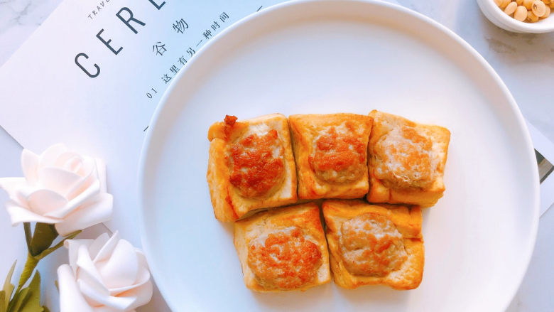 香菇肉末豆腐,摆盘,上桌,就可以享用了。