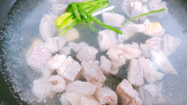 香辣牛腩,牛腩冷水下锅,加入葱姜<a style='color:red;display:inline-block;' href='/shicai/ 718'>料酒</a>,煮出血水,去浮末。
