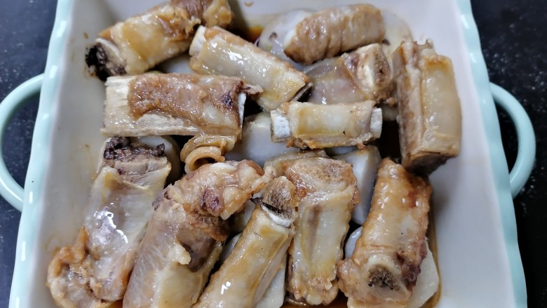 芋头蒸排骨,蒸熟取出