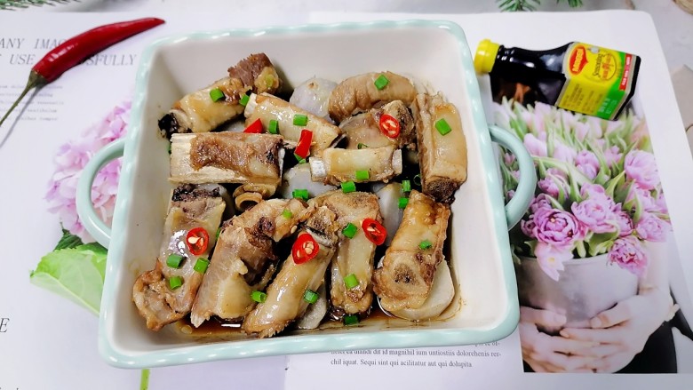 芋头蒸排骨,拍上成品图,一道美味又营养的芋头蒸排骨就完成了。