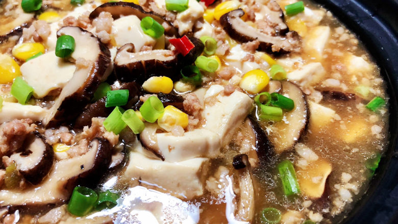 香菇肉末豆腐,这道菜,做法简单,咸鲜味美,豆腐滑嫩入味,舀一勺豆腐香菇肉末伴着米饭,简直绝了。喜欢的小伙伴们一起来试试吧😄