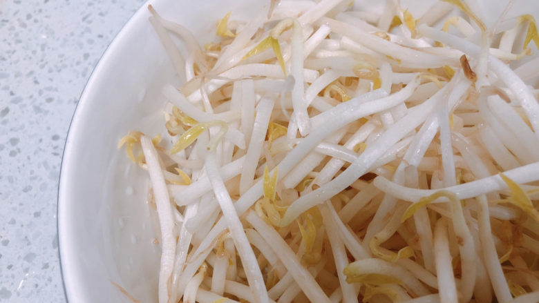 醋溜豆芽,焯水大概1分钟之后把豆芽捞起来,不要太久避免影响豆芽的口感。