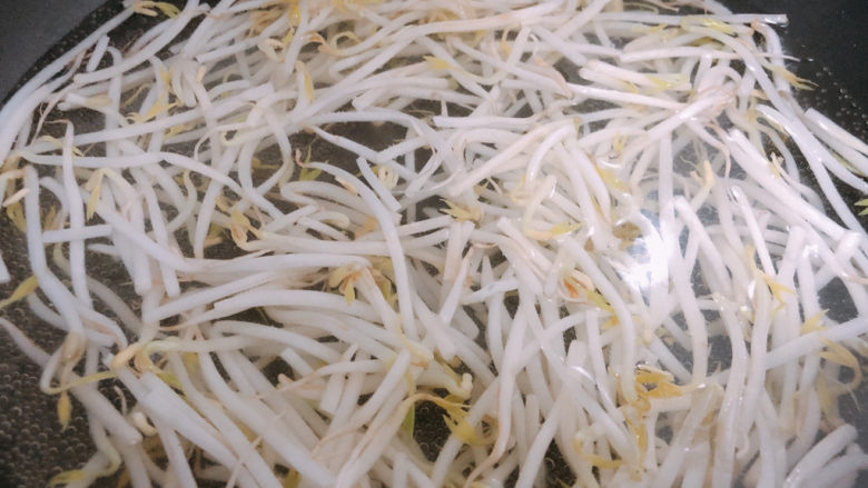 醋溜豆芽,锅内烧开水,把豆芽放入开水中焯水。