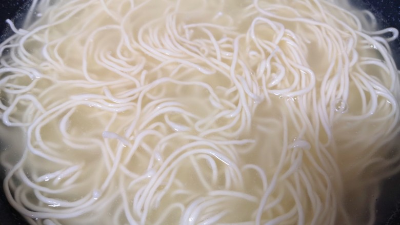 肉酱炒面,锅里放水烧开,下入鲜面条煮熟。