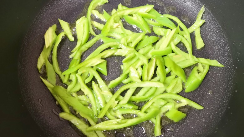 肉酱炒面,不粘锅倒入少许食用油烧热,下入菜椒丝。