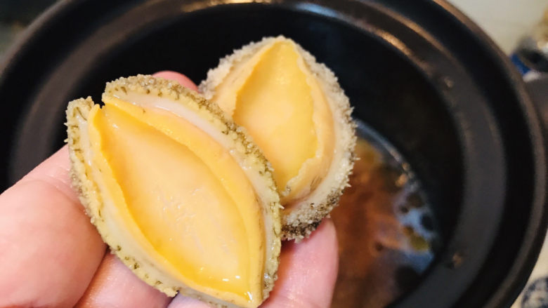虫草花排骨汤,除了虫草花,也可以同时添加一些其他食材。例如:鲍鱼,红枣,<a style='color:red;display:inline-block;' href='/shicai/ 673'>枸杞</a>等等。
