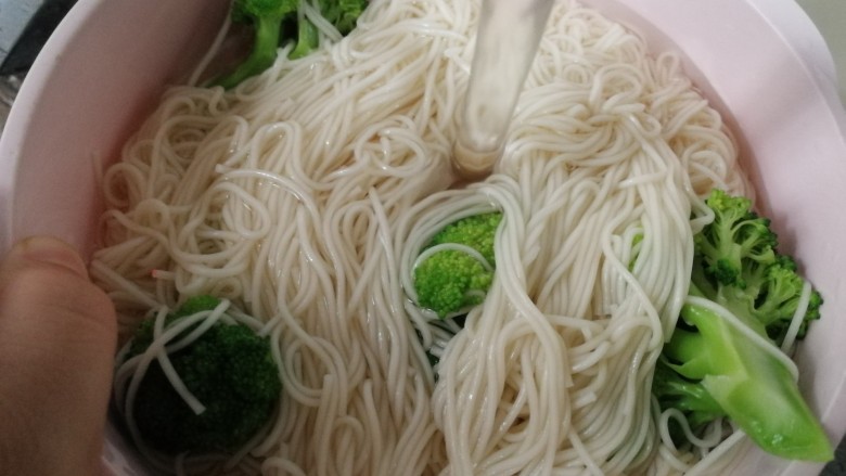 意大利肉酱面,一定要用冷水过一过,不然会坨掉