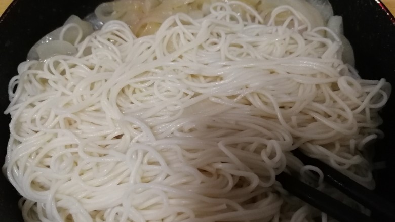 意大利肉酱面,洋葱好后,把沥干水的面加进锅里