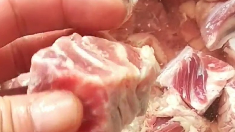 香辣牛腩,捞出来牛肉放入锅中。