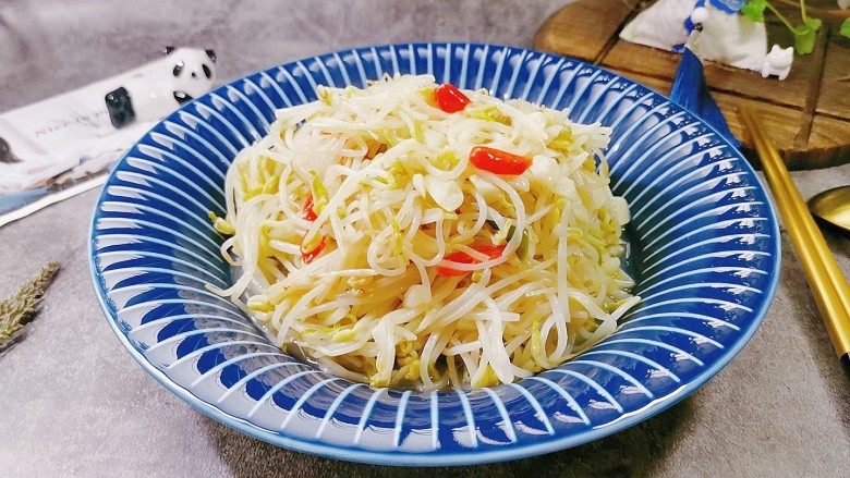 醋溜豆芽,一盘酸辣开胃的醋溜豆芽做好啦!