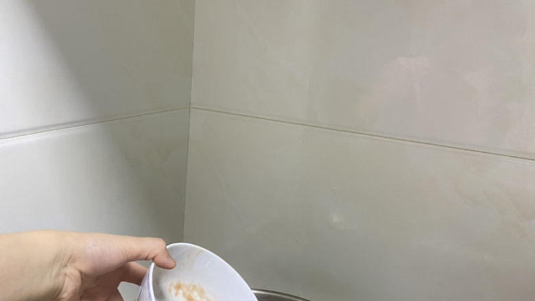 洋葱炒猪肝,水烧开后焯一下猪肝，腌料一同放进去