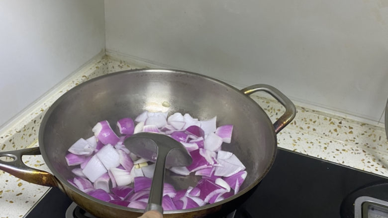 洋葱炒猪肝,翻炒至变色