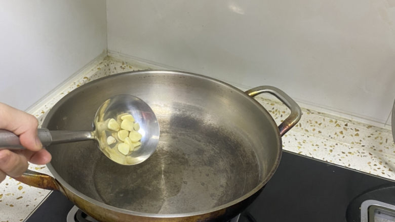 洋葱炒猪肝,油热后放入蒜瓣