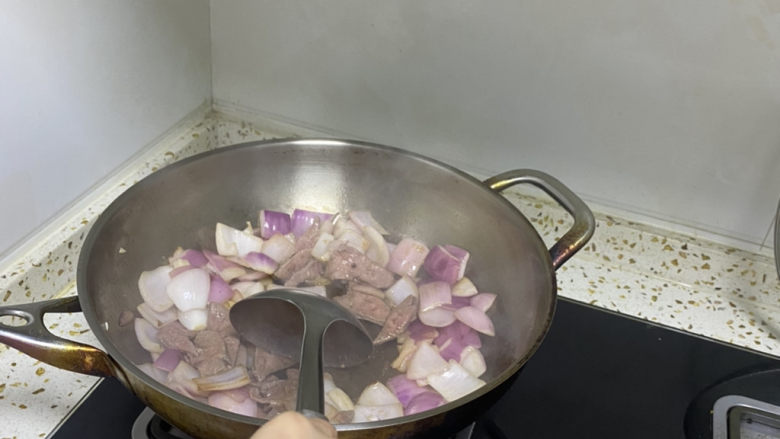 洋葱炒猪肝,翻拌均匀