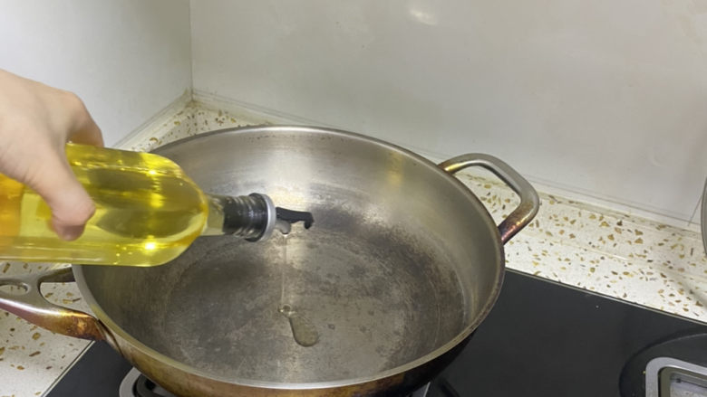洋葱炒猪肝,锅中倒入10g食用油