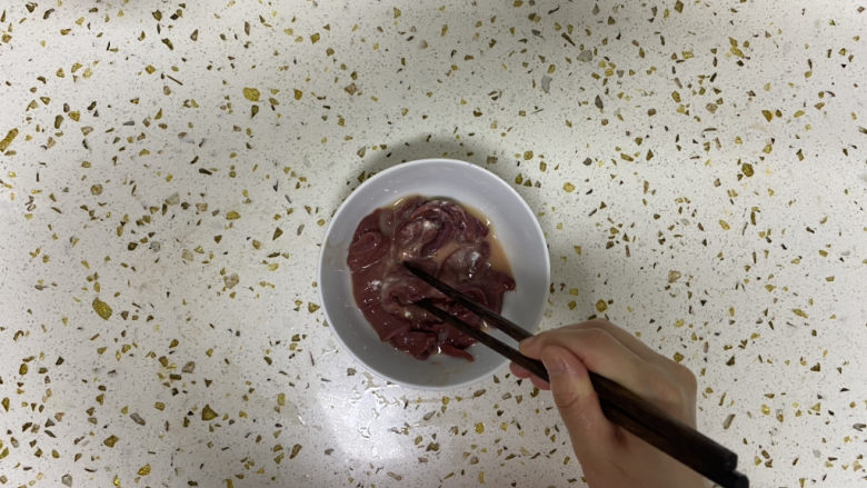 洋葱炒猪肝,搅拌均匀，腌制15分钟