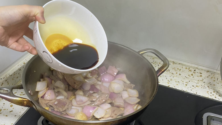 洋葱炒猪肝,淋入料汁