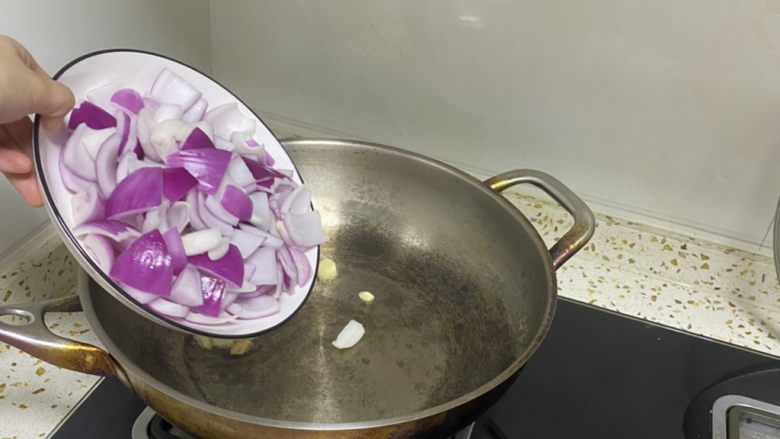 洋葱炒猪肝,炒香后放洋葱