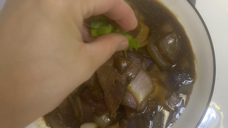 洋葱炒猪肝,撒点葱花就可以上菜啦！是不是超简单