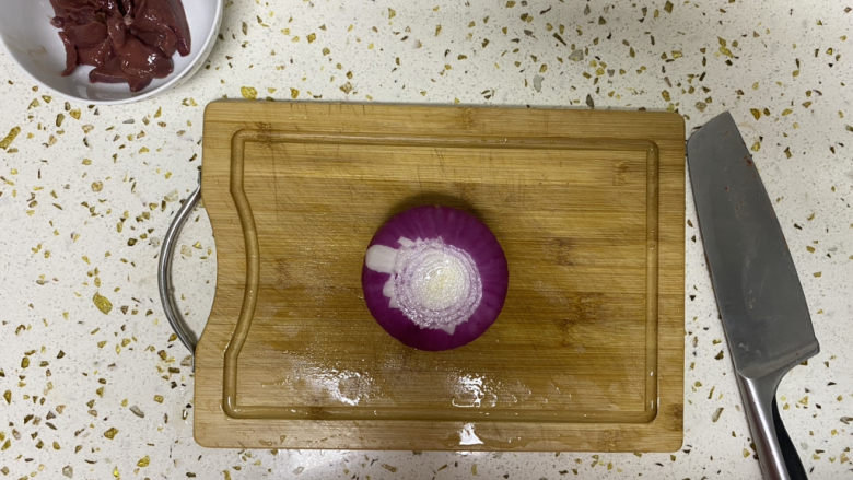 洋葱炒猪肝,准备一个<a style='color:red;display:inline-block;' href='/shicai/ 29'>洋葱</a>头