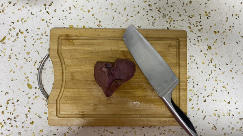 洋葱炒猪肝,准备100g<a style='color:red;display:inline-block;' href='/shicai/ 419'>猪肝</a>