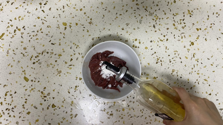 洋葱炒猪肝,1勺<a style='color:red;display:inline-block;' href='/shicai/ 718'>料酒</a>