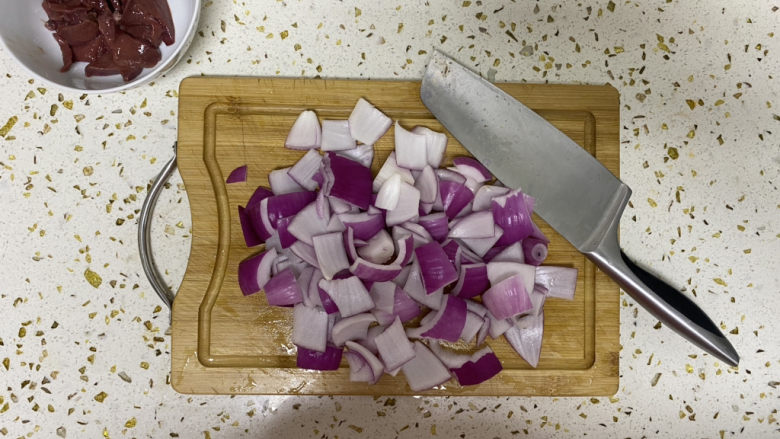 洋葱炒猪肝,切成块