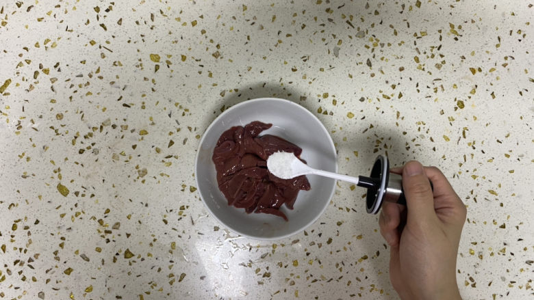 洋葱炒猪肝,猪肝加1小勺白<a style='color:red;display:inline-block;' href='/shicai/ 10588'>糖</a>