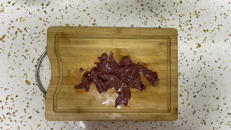 洋葱炒猪肝,切成薄片