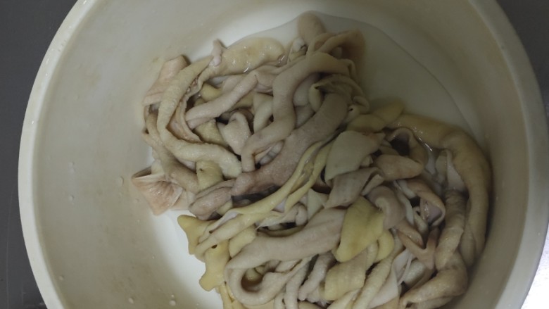 青椒炒鸡肠,切成段,放入碗中备用