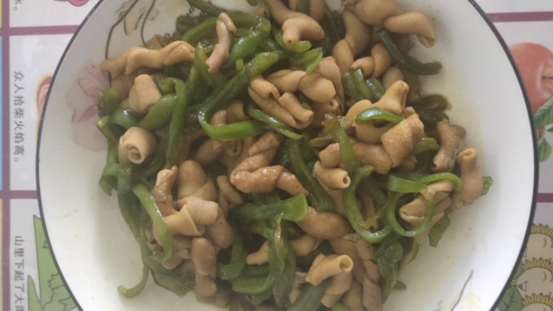 青椒炒鸡肠,出锅,装盘