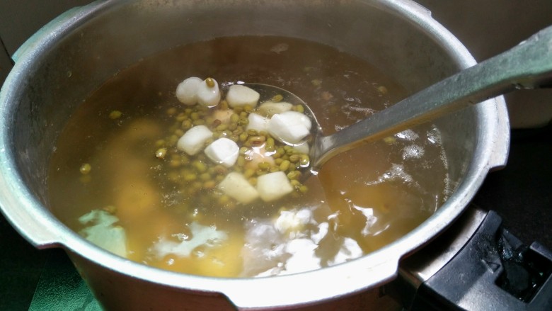 绿豆芋圆粥,用勺子搅散,防止粘锅