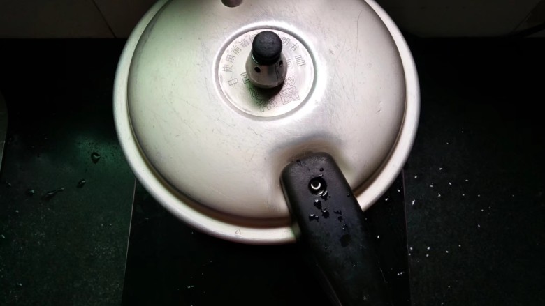 绿豆芋圆粥,大火煮开,气响后再煮5分钟左右关火