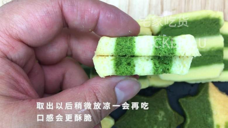 2分钟学一道点心,美味黄油饼干,口感酥脆,奶香味十足,下午茶好伴侣。,刚拿出来饼干可能会有一点软,取出来稍微放凉一会再吃,口感会更酥脆。