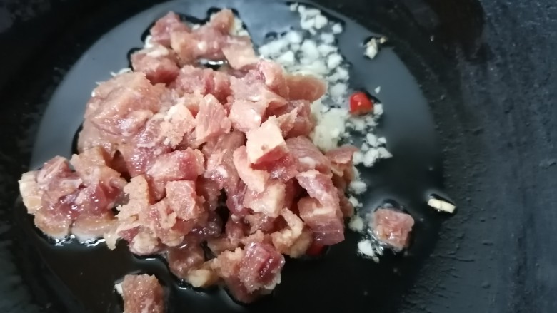 香菇牛肉酱,将牛肉放入锅内翻炒