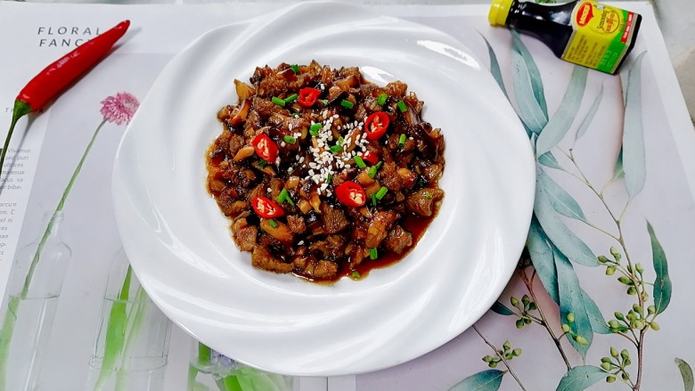 香菇牛肉酱,拍上成品图，一道美味又下饭的香菇牛肉酱就完成了。