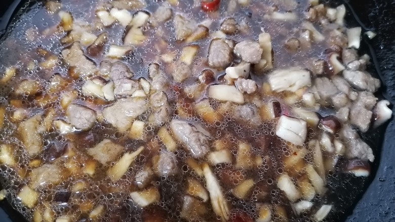香菇牛肉酱,加少许水炖一会,期间加少许白<a style='color:red;display:inline-block;' href='/shicai/ 10588'>糖</a>提味