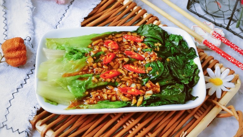 蒜蓉蚝油生菜,炒好的酱汁浇到生菜上面 整理一下上桌。