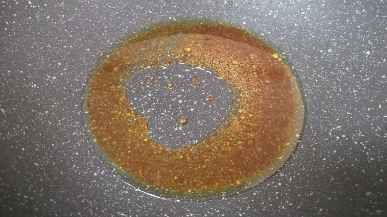 鸡腿炖土豆,炒锅烧热倒入食用油调小火,下入花椒煸香(注意不要烧焦),捞出不要,放入<a style='color:red;display:inline-block;' href='/shicai/ 10588'>糖</a>炒至琥珀色。
